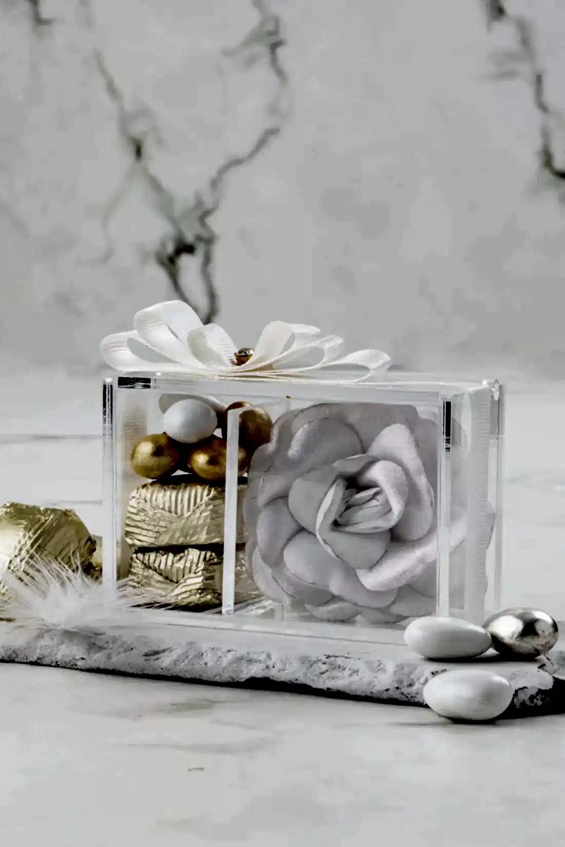 No:11 Pleksi Kutu Beyaz Güllü Yeni Doğan Hediyelik