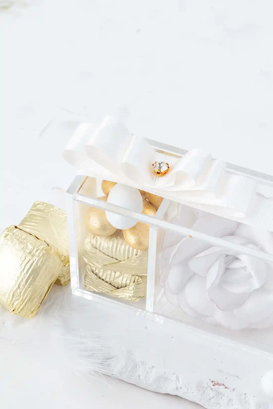 No:11 Pleksi Kutu Beyaz Güllü Yeni Doğan Hediyelik