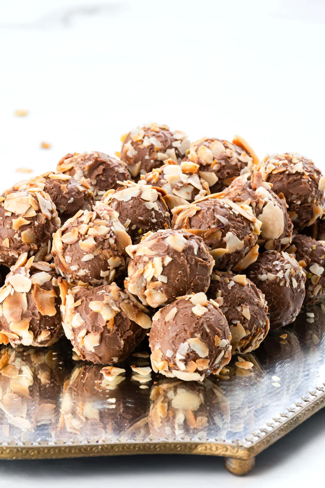 Fındık Parçacıklı Çikolata Dolgulu El Yapımı Çikolata