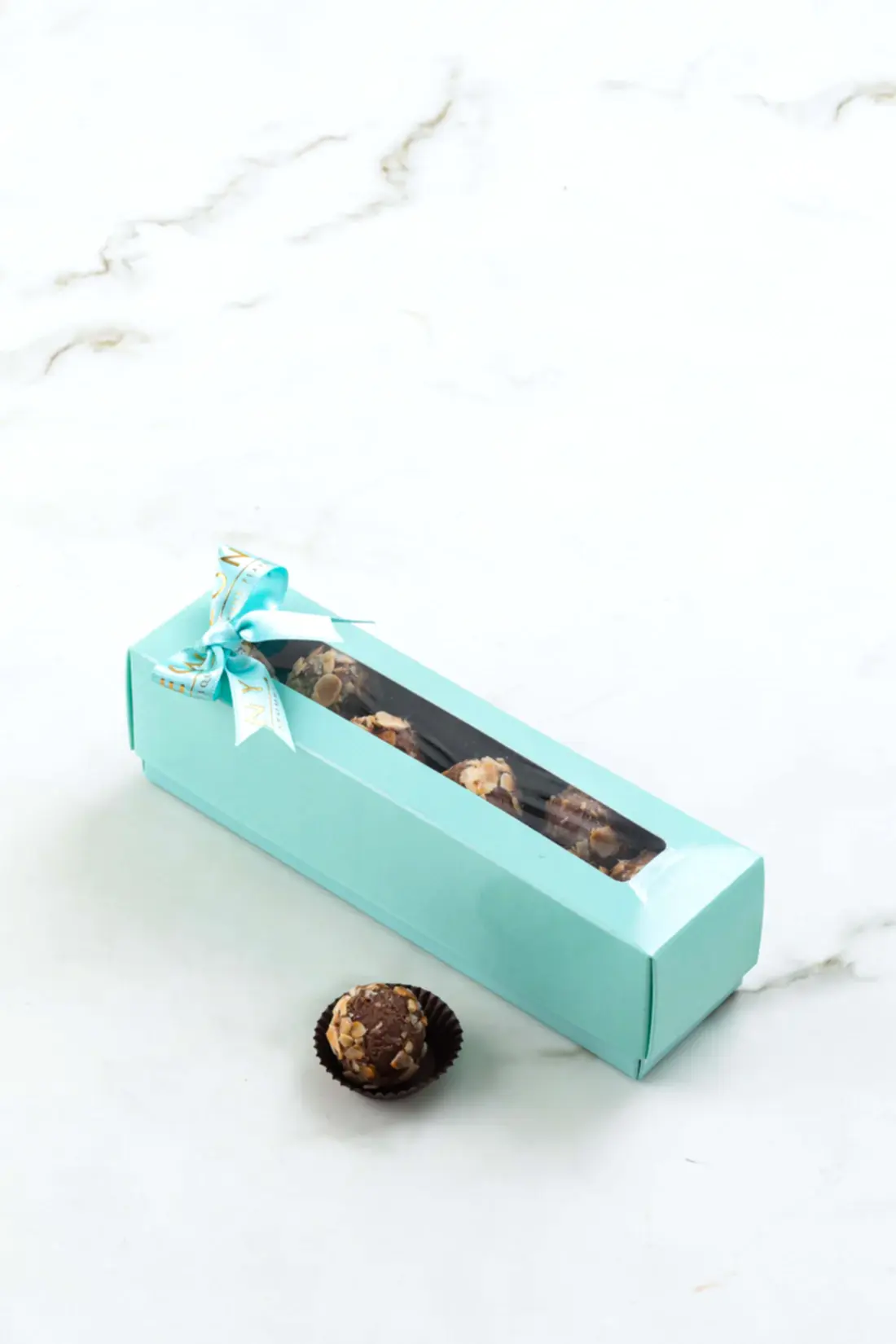 Fındık Parçacıklı Çikolata Dolgulu El Yapımı Çikolata