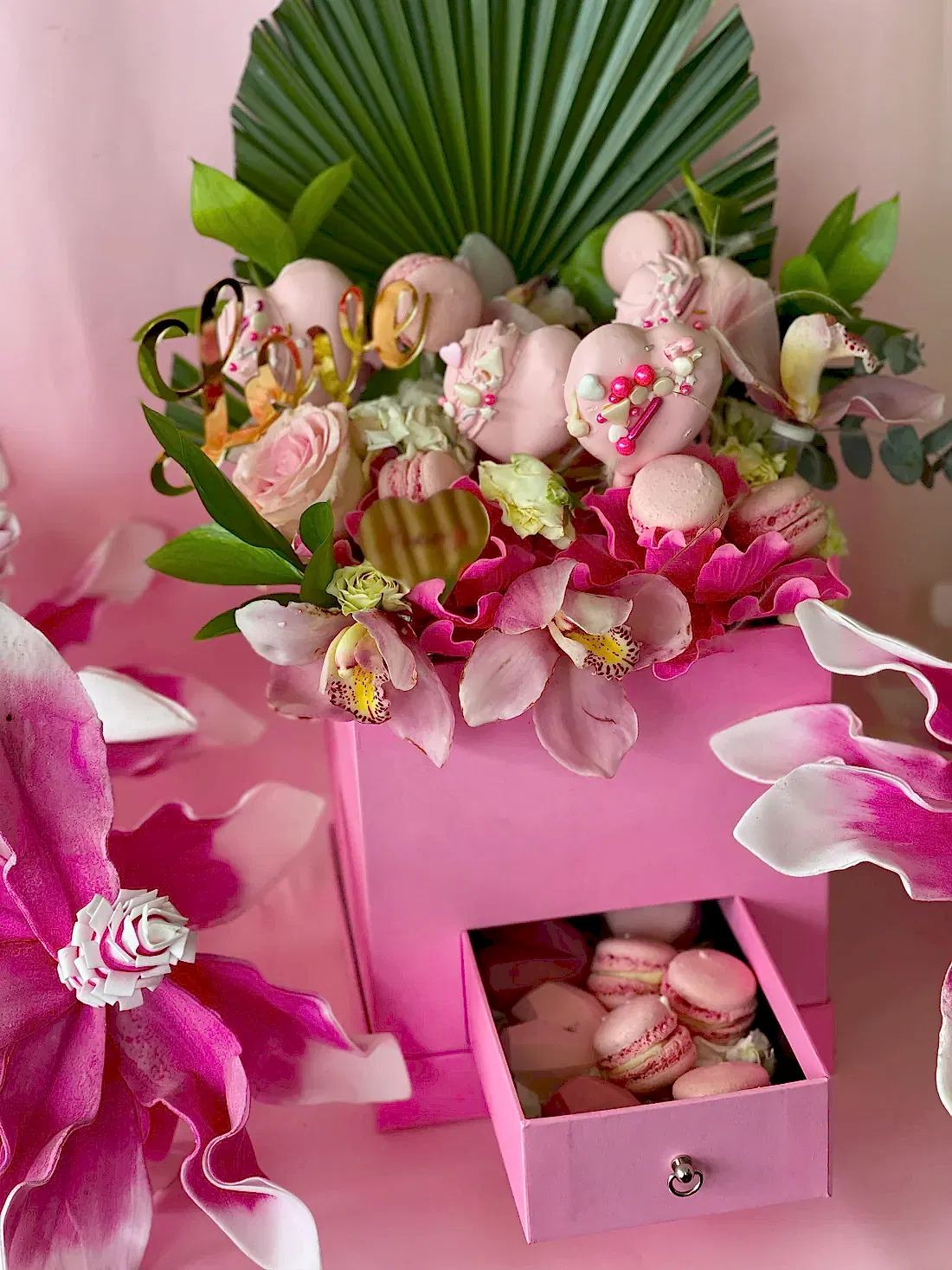 Canlı Çiçekli Sevgililer Günü Hediyelik Aranjmanı