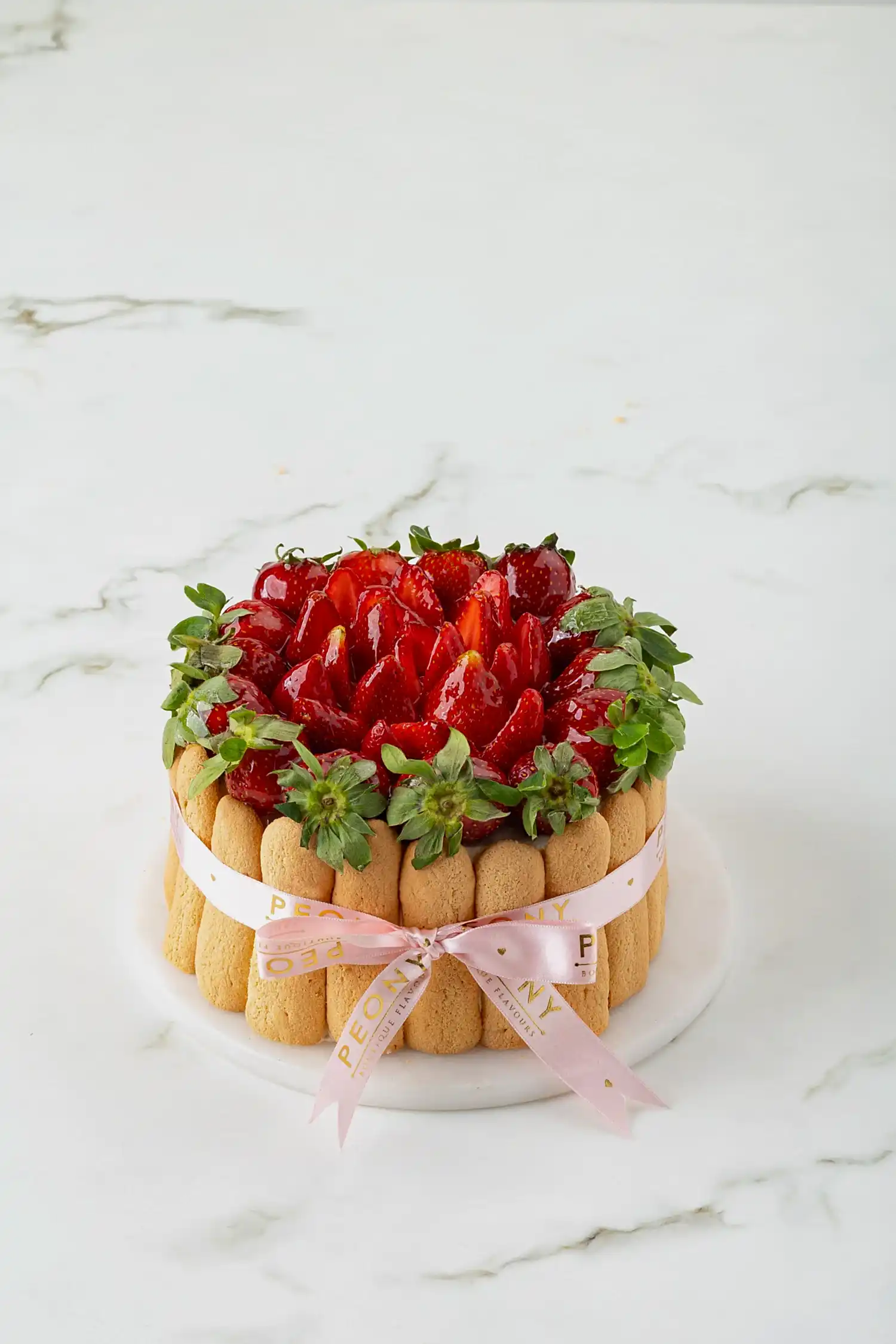 Kedi Dilli Beyaz Kremalı Çilekli Pasta