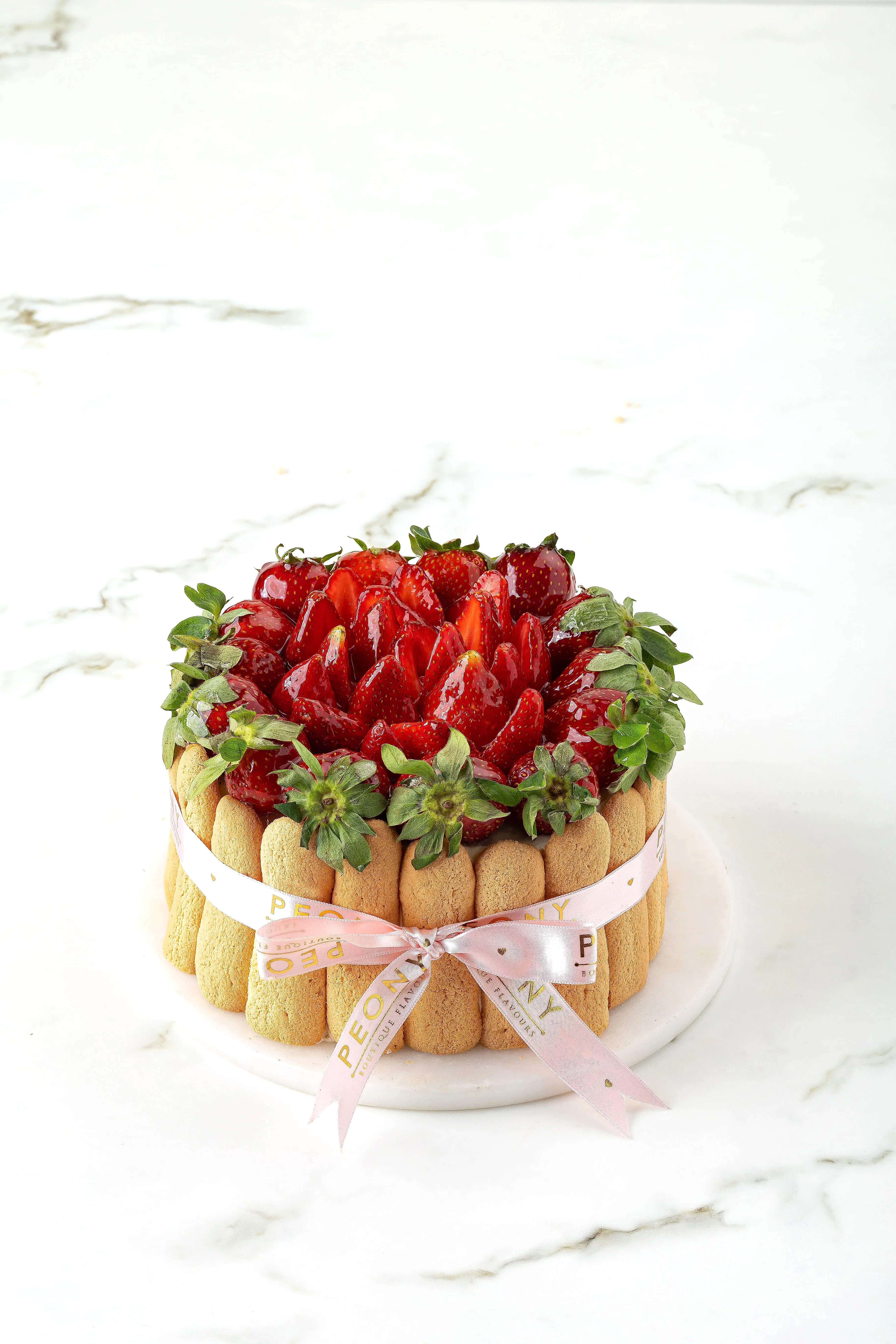 Kedi Dilli Beyaz Kremalı Çilekli Pasta