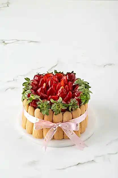 Kedi Dilli Beyaz Kremalı Çilekli Pasta