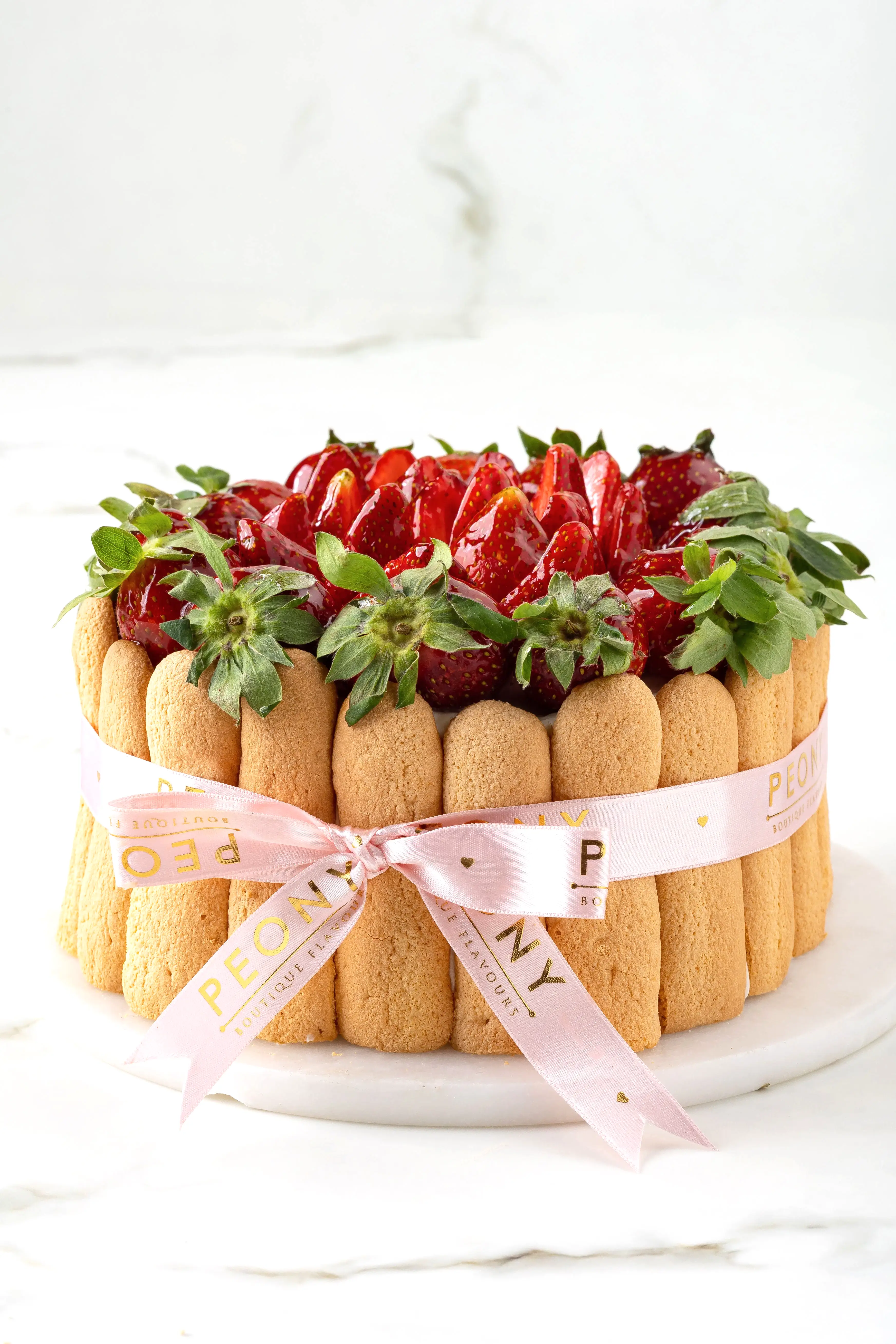 Kedi Dilli Beyaz Kremalı Çilekli Pasta