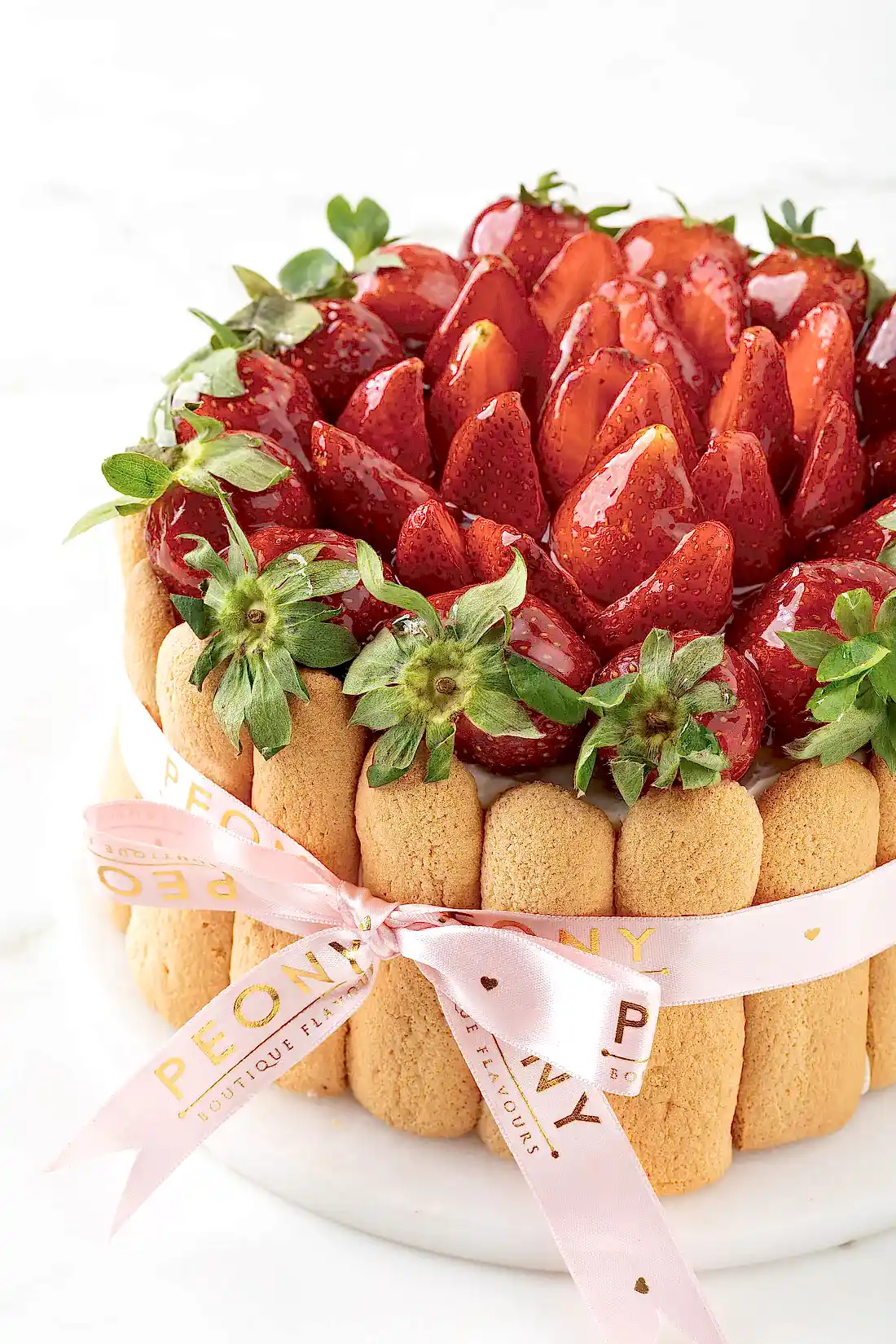 Kedi Dilli Beyaz Kremalı Çilekli Pasta