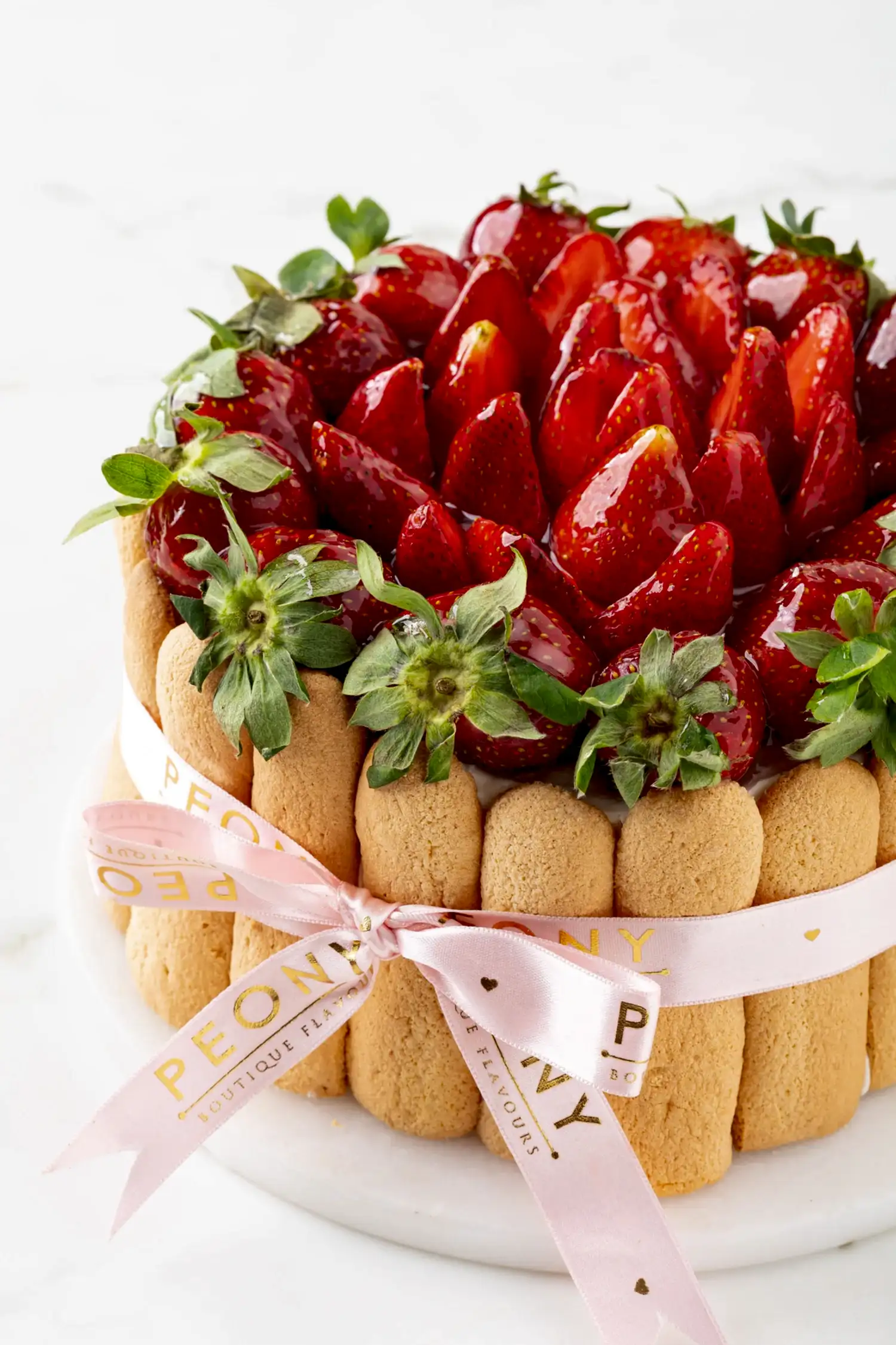 Kedi Dilli Beyaz Kremalı Çilekli Pasta