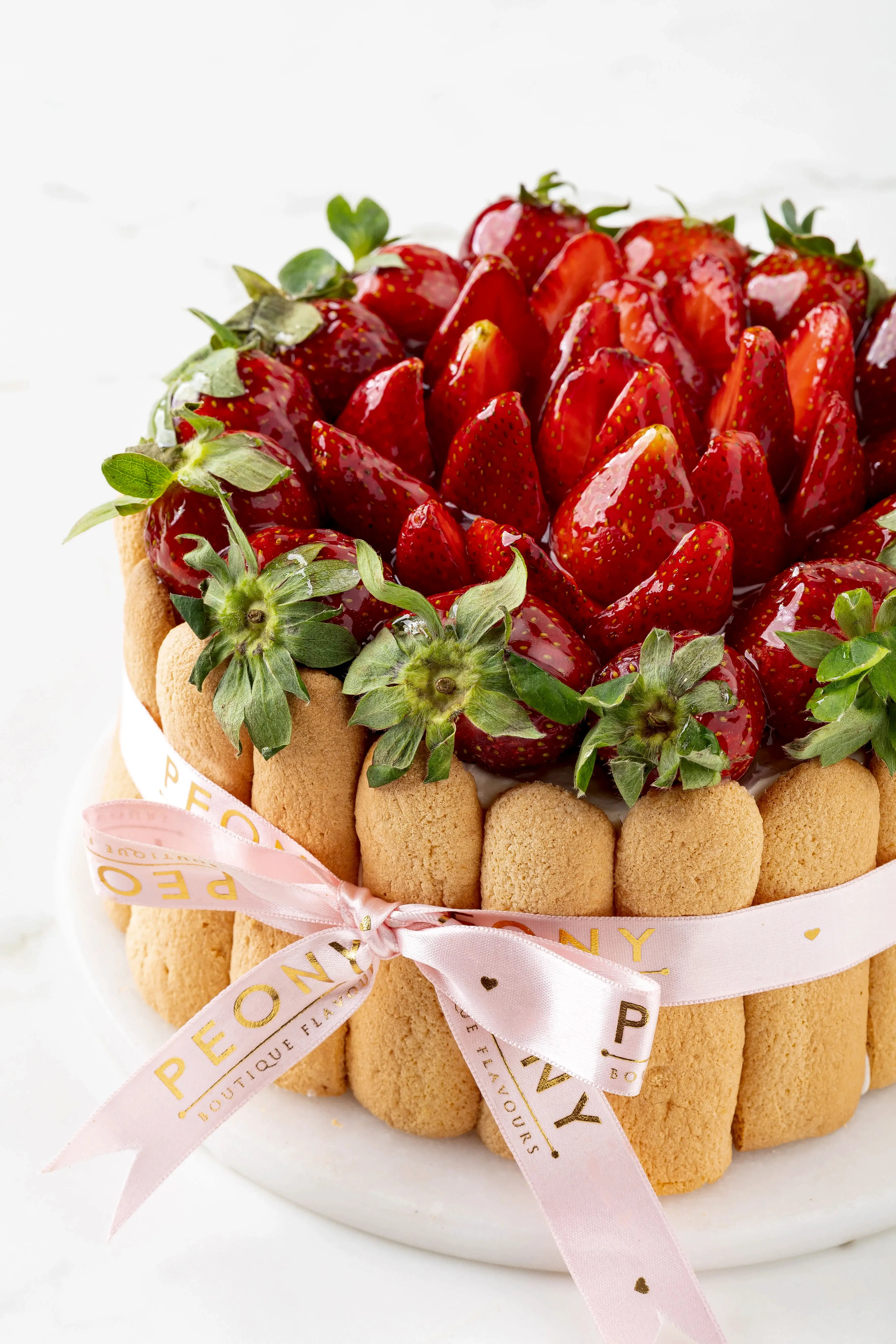 Kedi Dilli Beyaz Kremalı Çilekli Pasta